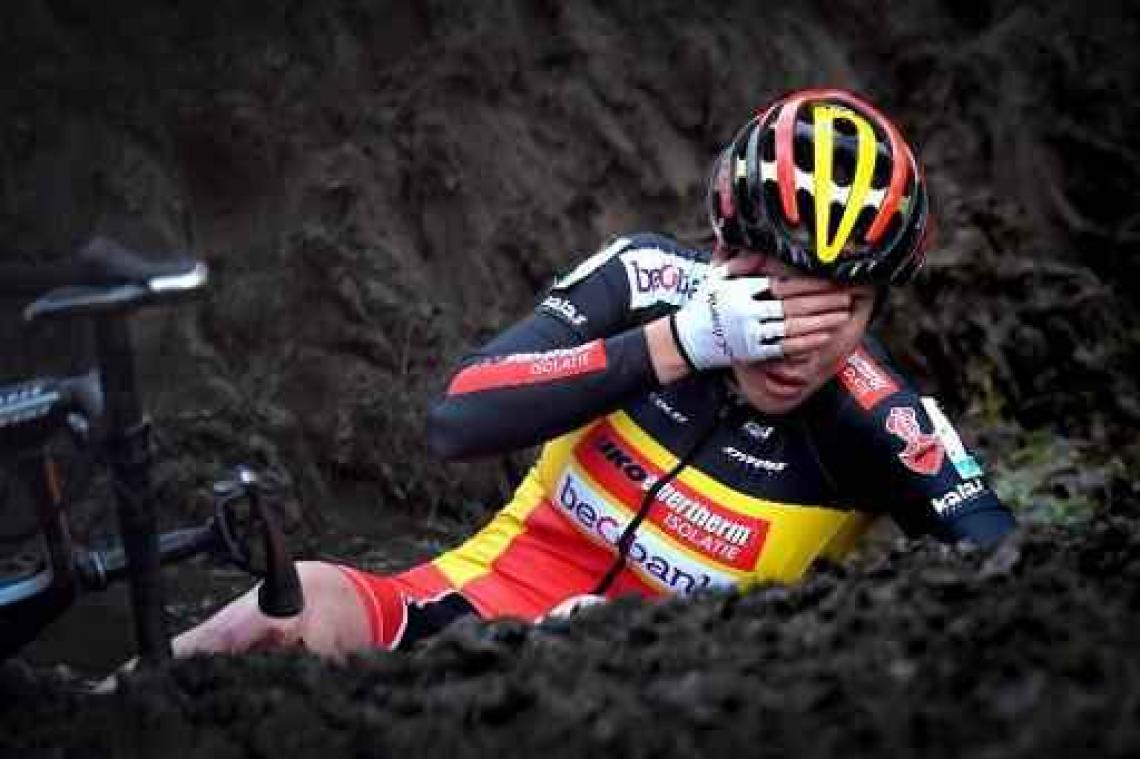 Druivencross Overijse - Sanne Cant belandt in de modder