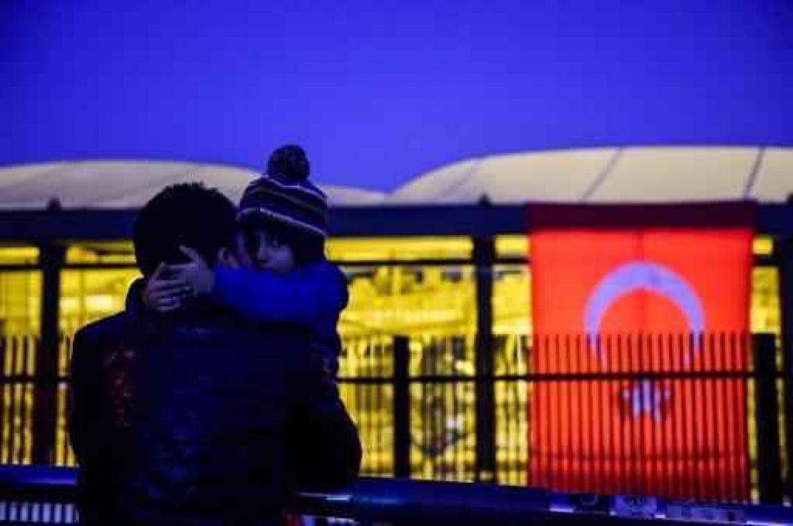 Meer dan honderd Koerdische politici gearresteerd - 44 doden bij dubbele aanslag