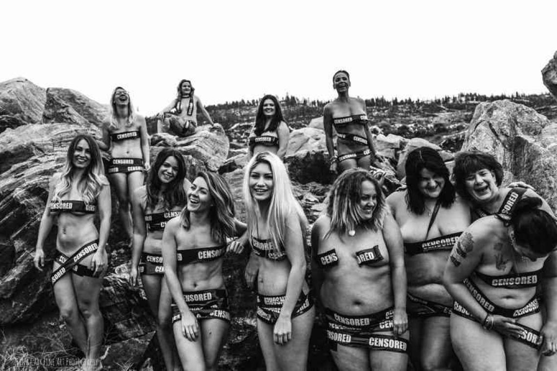 IN BEELD. Uit de kleren tegen Facebook-censuur