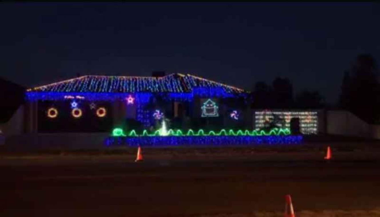 Australiër maakt indrukwekkende lichtshow van kerstversiering