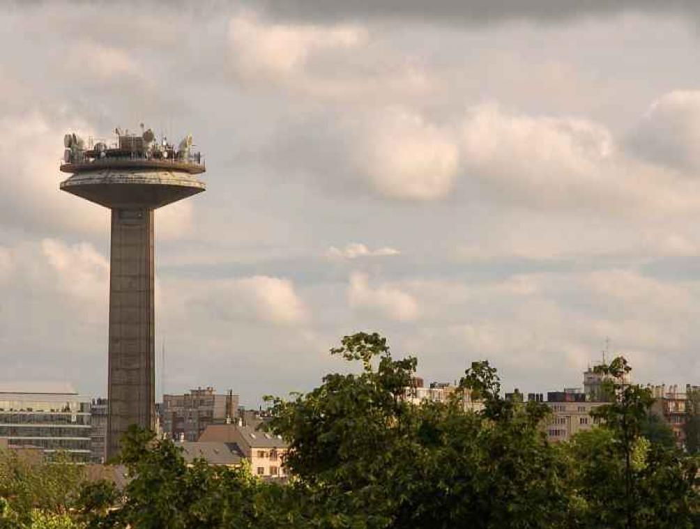 Vlam verlicht dak VRT-toren tijdens Warmste Week