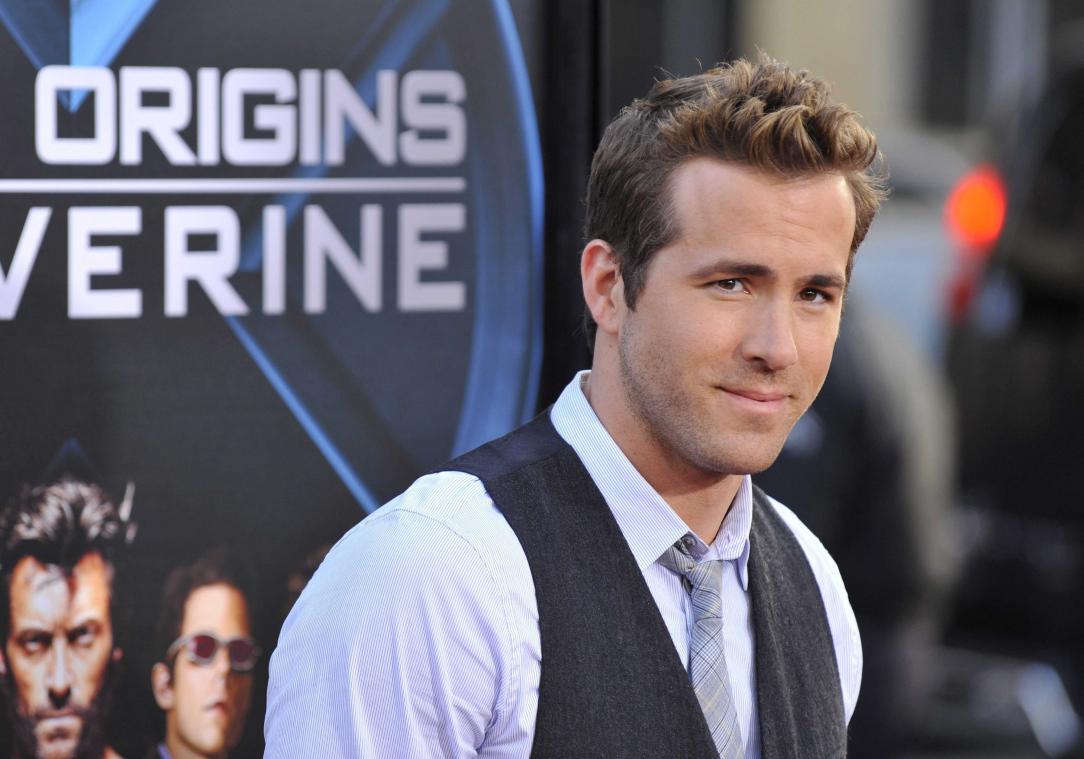 Ryan Reynolds geeft eerste blik op 'Deadpool' kostuum
