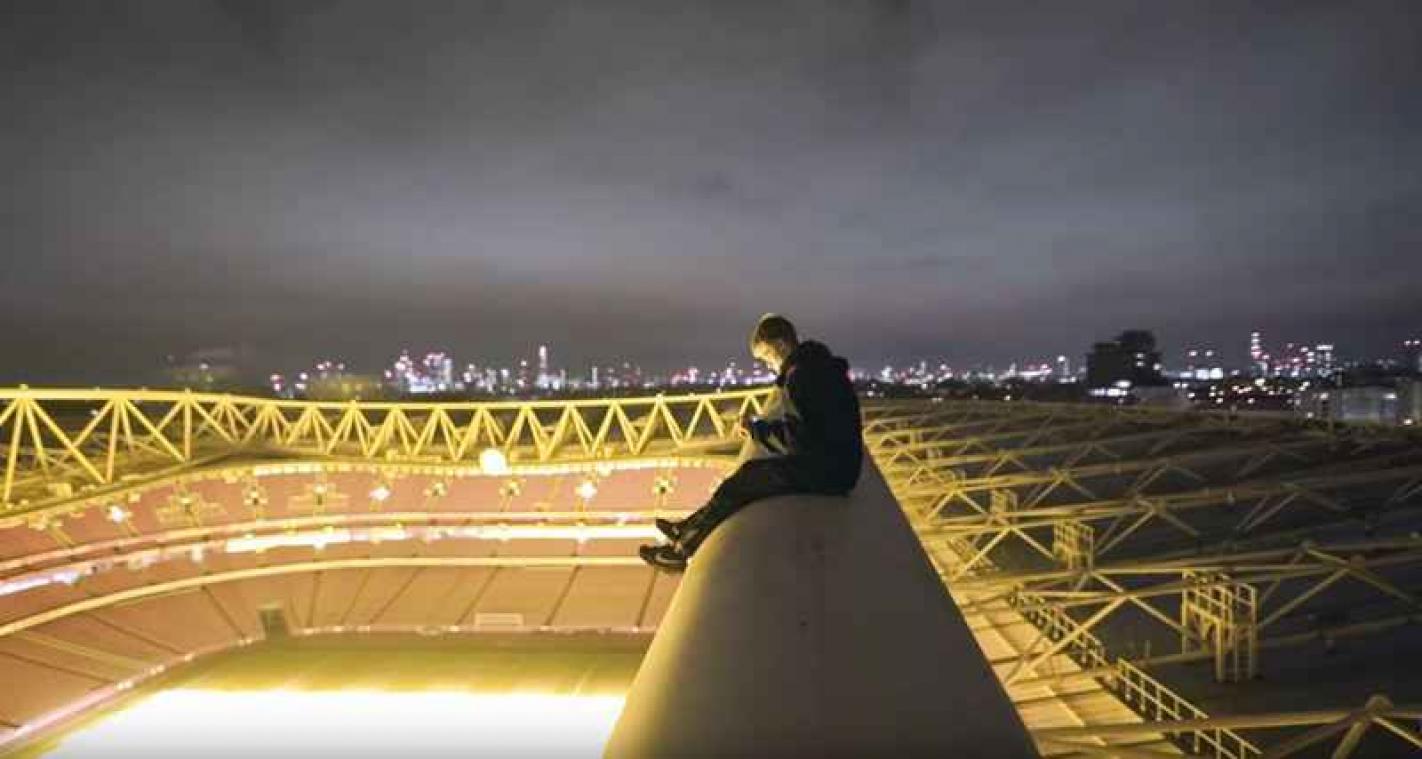 YouTuber beklimt dak Arsenal-stadion