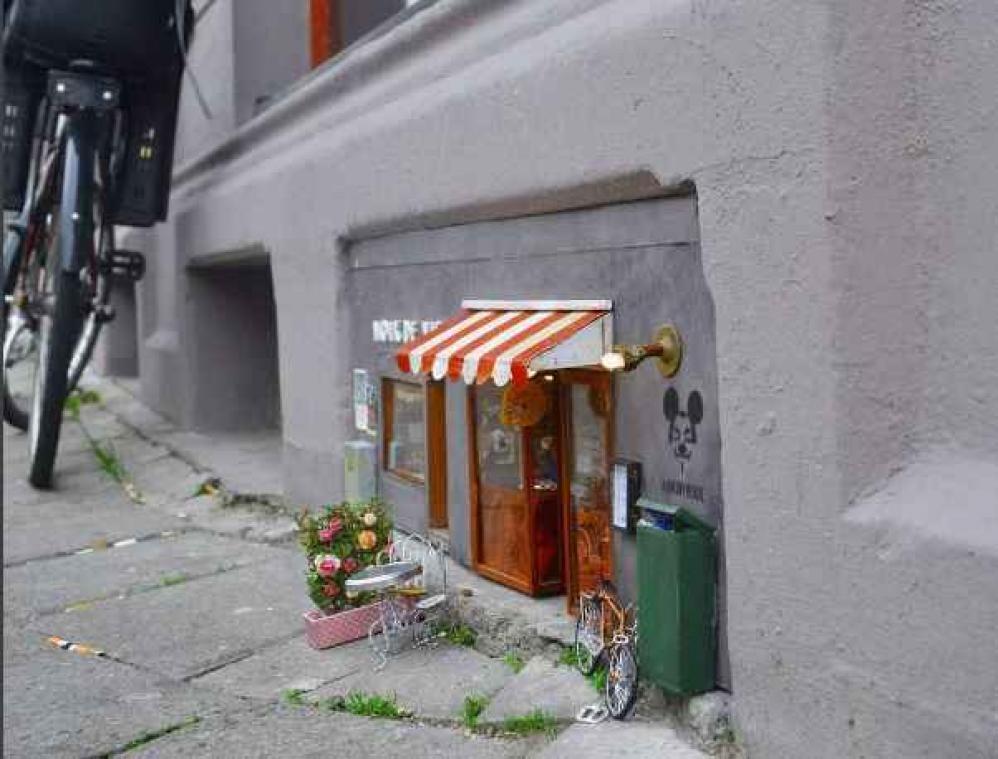 Kunstenaar maakt restaurant en winkel voor muizen in de stad