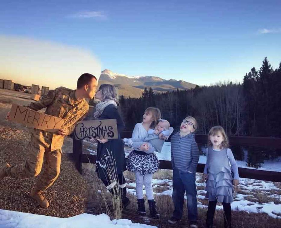 Gezin van militair maakt geniale kerstkaart