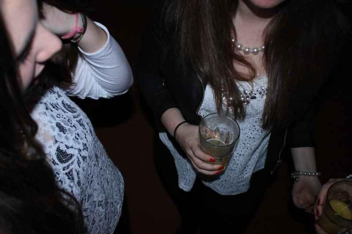 Onzekere tienermeisjes drinken meer alcohol