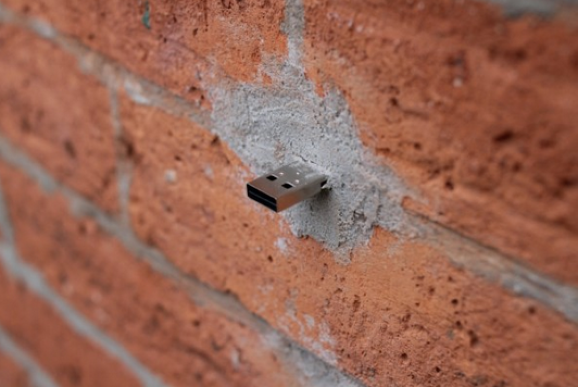 'Dead drop' USB-sticks verstopt over de hele wereld