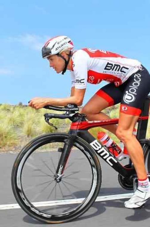 Triatlete Sofie Goos begint met eigen sponsoring aan comeback na steekincident
