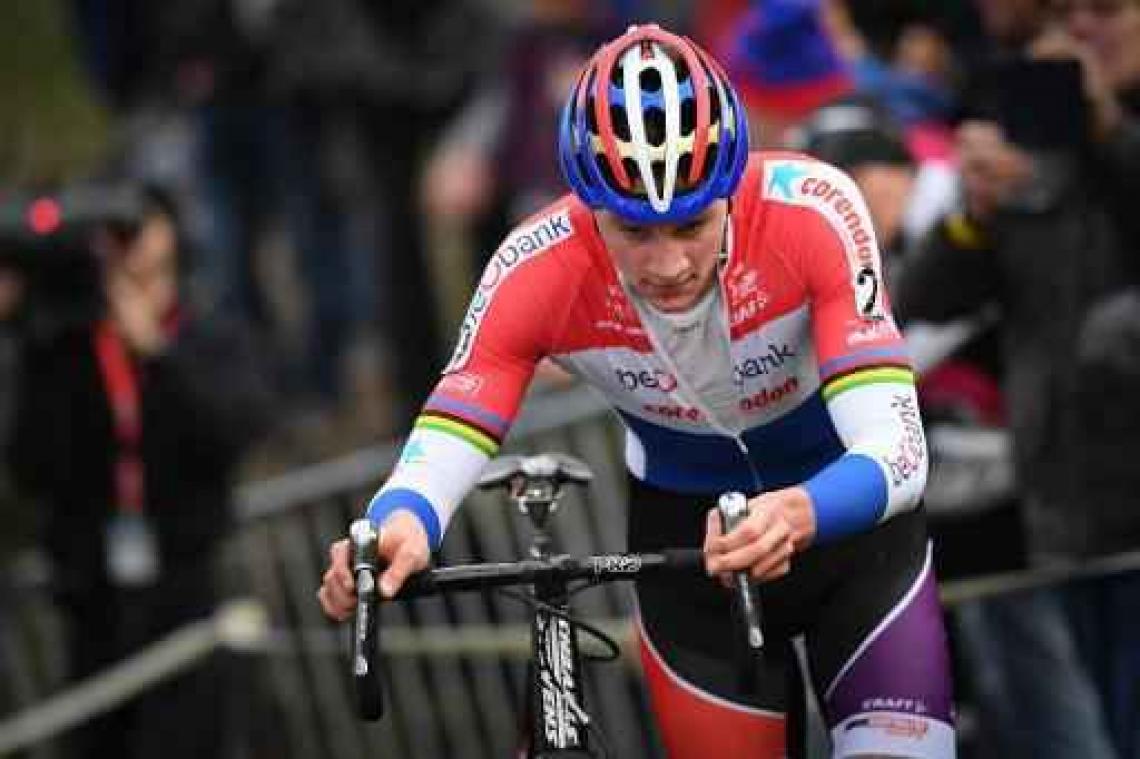 Mathieu van der Poel klopt Wout van Aert in Scheldecross