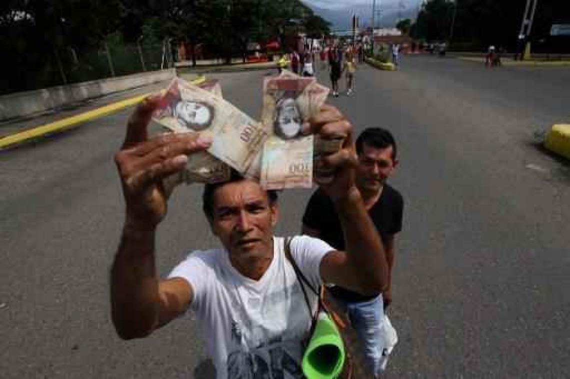 Biljetten van 100 bolivar blijven langer in de omloop in Venezuela