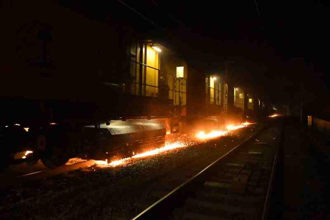 IN BEELD. Infrabel onderhoudt sporen met slijptrein