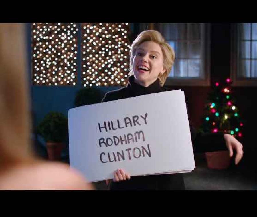 Actrice Kate McKinnon imiteert Clinton tijdens doldwaze sketch