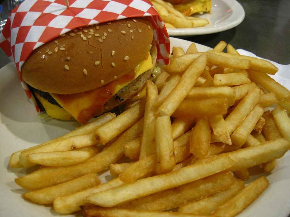 Vrouw draagt McDonald's zakken als schoenen