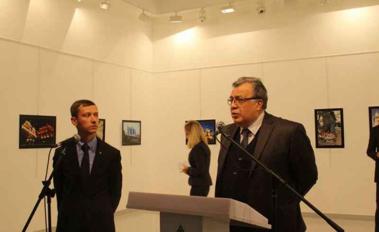 Russische ambassadeur in Turkije doodgeschoten