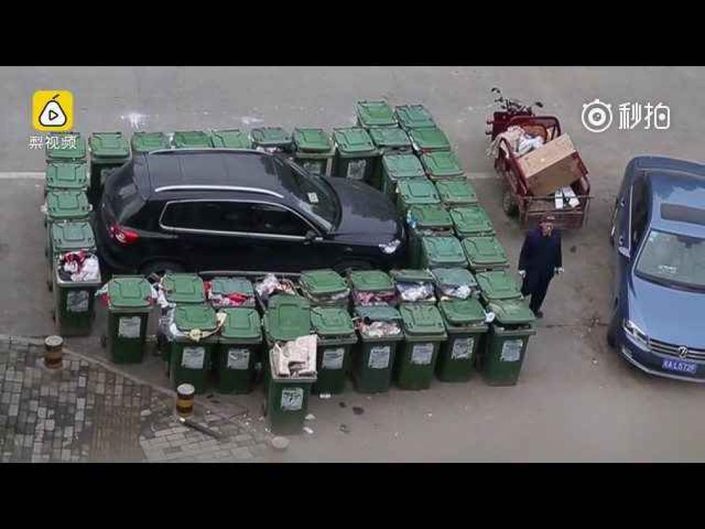 Vuilnisman neemt wraak op foutief geparkeerde wagen