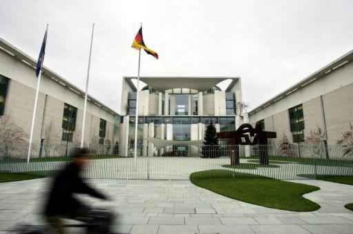 Rechtse groeperingen houden protestwake aan kanselarij van Merkel