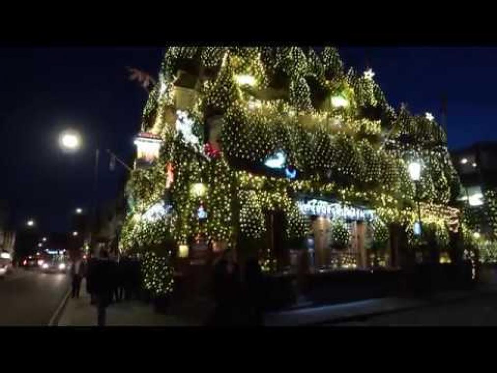 Heeft deze Engelse pub de beste kerstversiering?