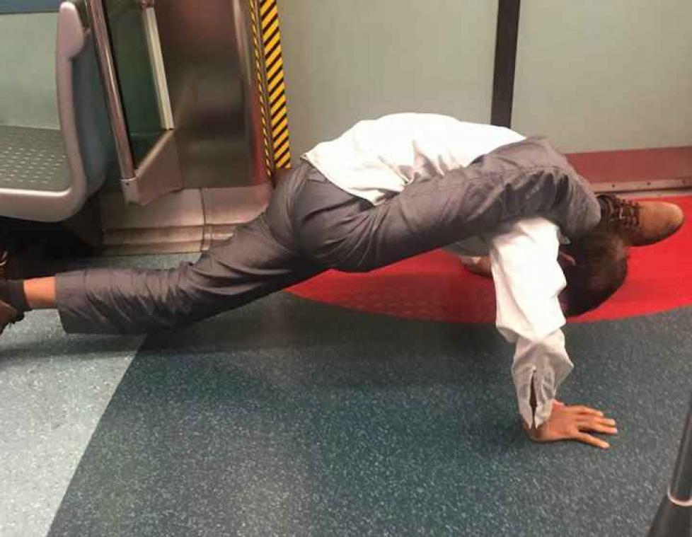 Slangenmens maakt pendelen in Hong Kong bevreemdend