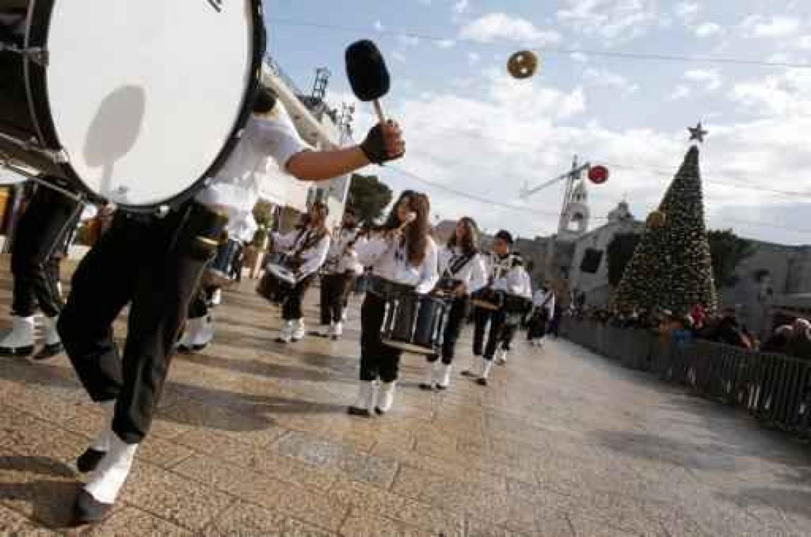 Gelovigen verzamelen in Bethlehem voor middernachtmis