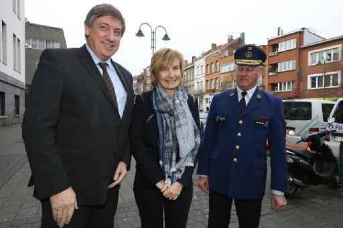 Minister Jambon brengt net voor kerst bezoek aan Molenbeekse politie