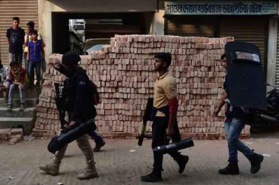 Kamikaze blaast zich in Bangladesh op met kind in armen