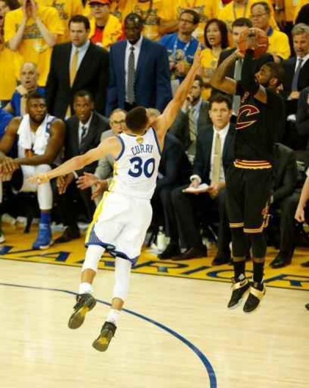 NBA - Cleveland duwt Golden State in extremis kopje-onder