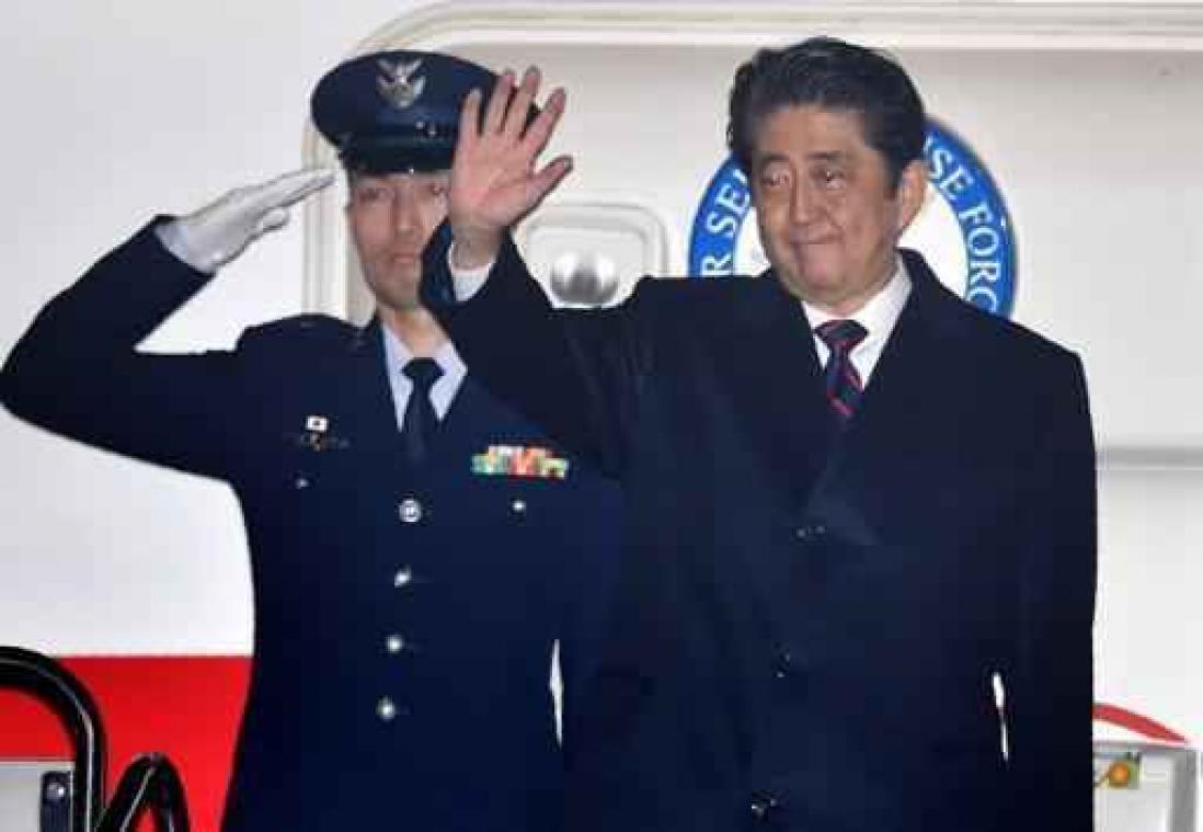 Japanse premier Abe legt krans neer voorafgaand aan bezoek Pearl Harbor