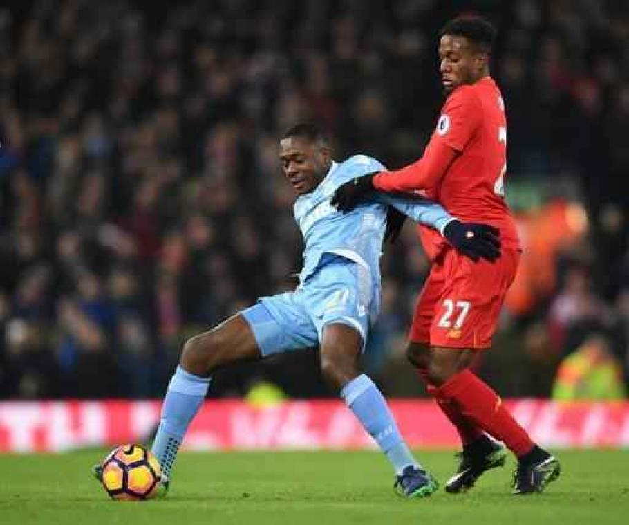 Liverpool klopt Stoke City en houdt leider Chelsea in vizier