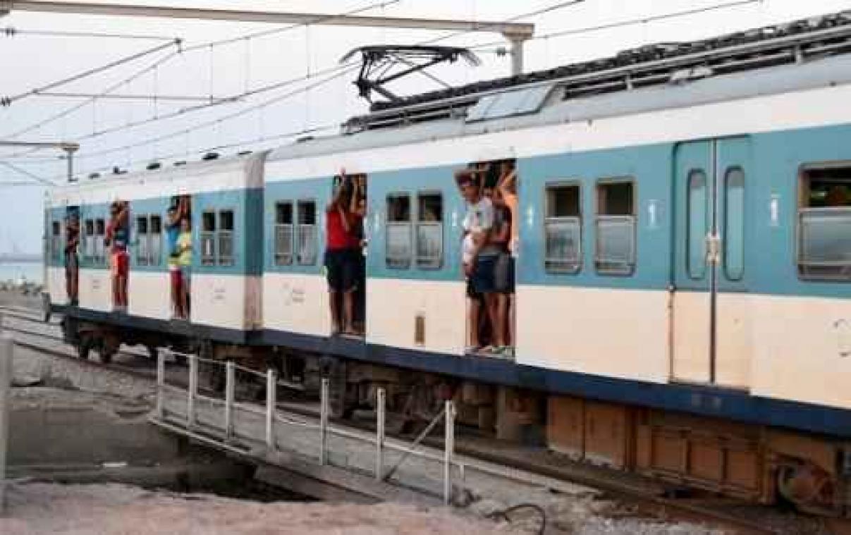 Zeker vijf doden en tientallen gewonden bij botsing tussen bus en trein in Tunis