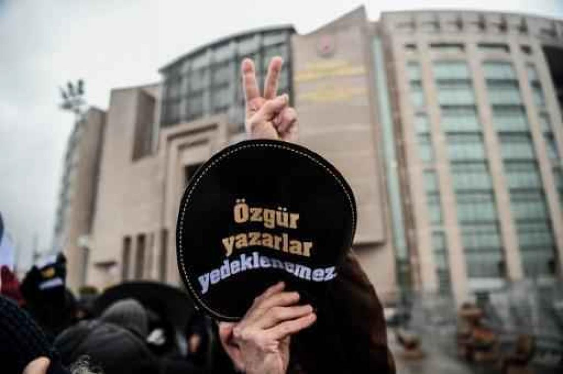 Rechtbank gelast vrijlating van Turkse schrijfster Asli Erdogan