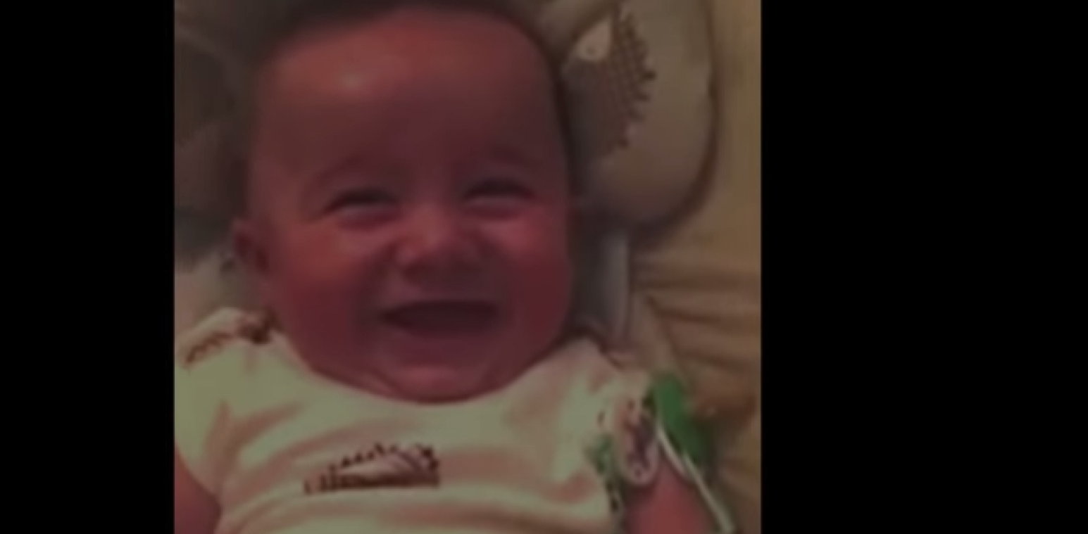Baby lacht als een trol