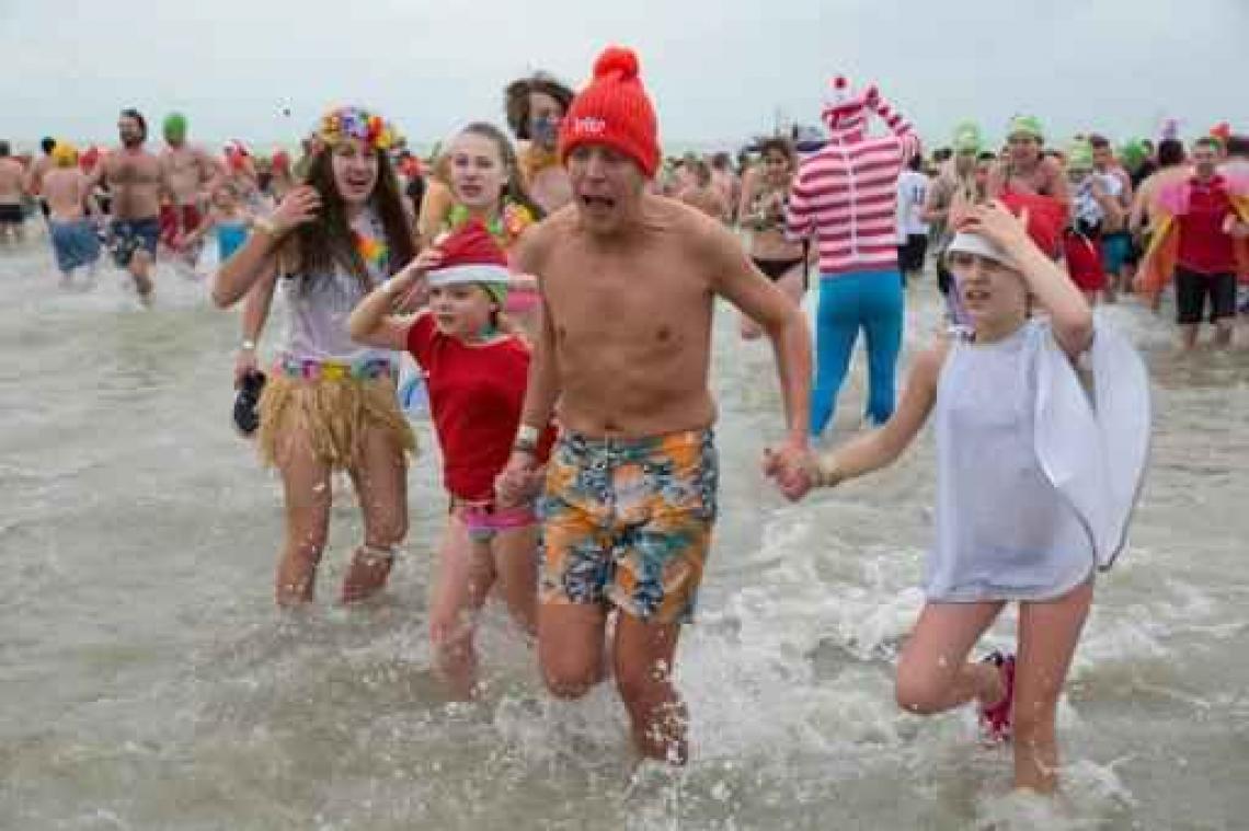 Koude Nieuwjaarsduik in Oostende lokt 3.000 deelnemers