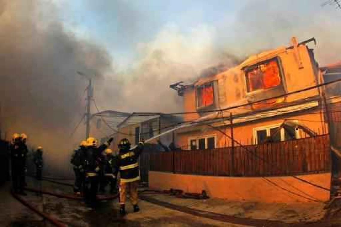 Enorme bosbrand in Chileense havenstad Valparaiso