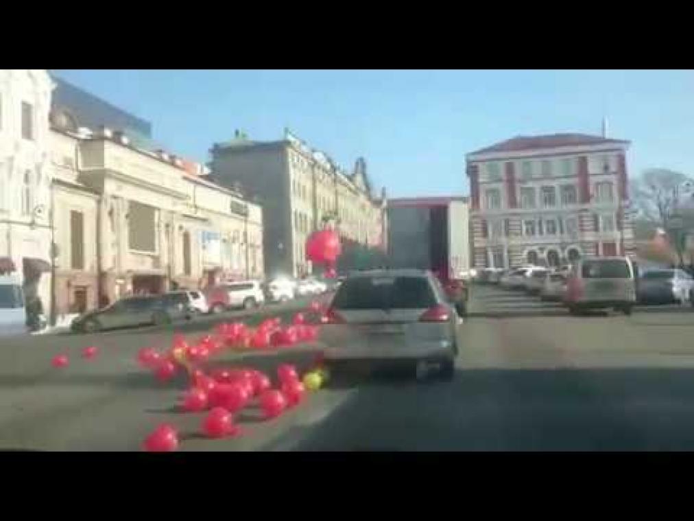 Vrachtwagen verliest duizenden ballonnen in Russische stad