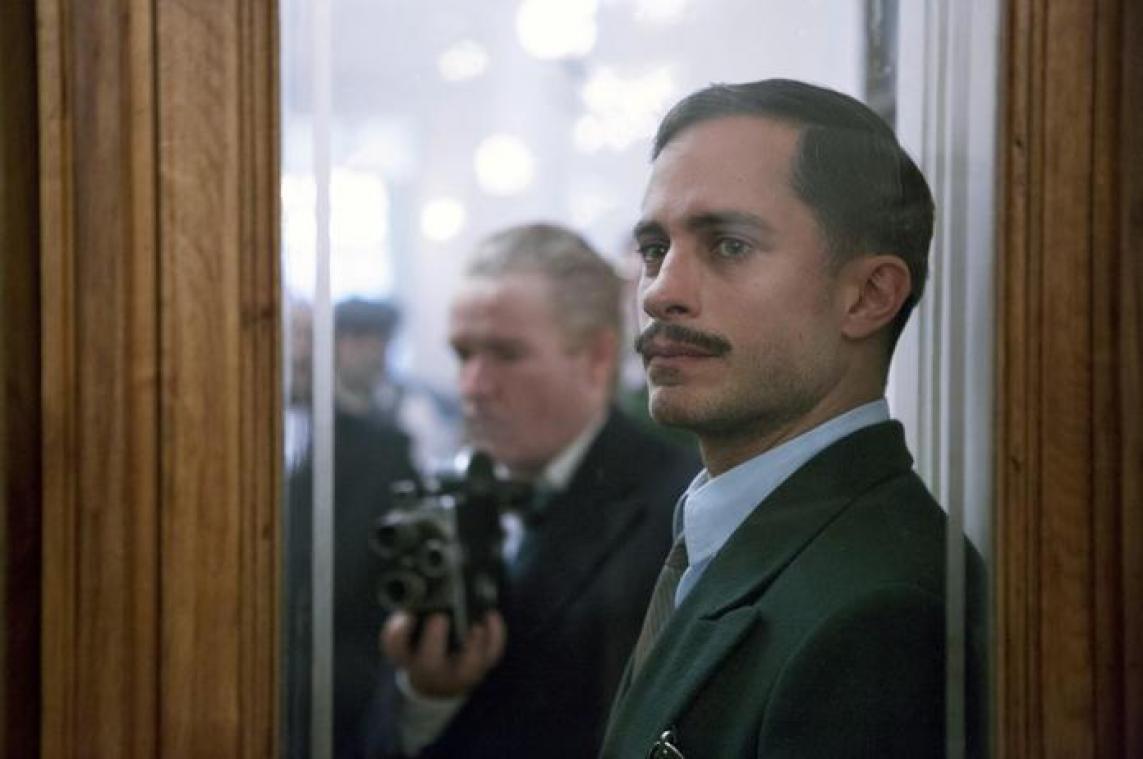 Gael Garcia Bernal maakt jacht op Chileense dichter in 'Neruda'