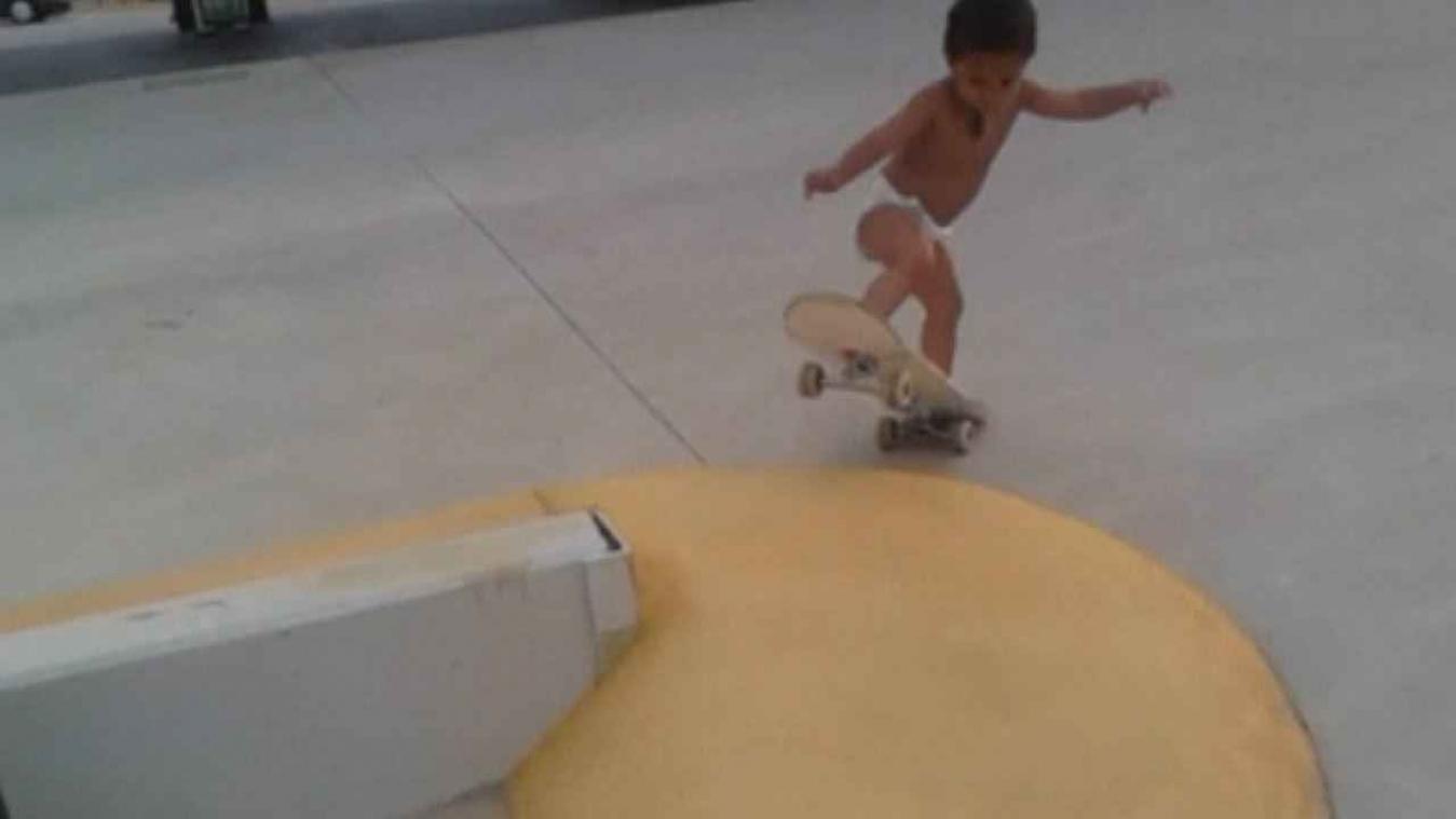 Peuter van twee kan skateboarden als de beste