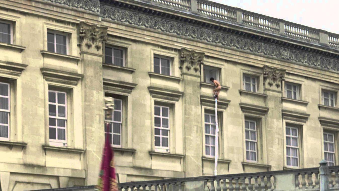 Klimt er een naakte man uit het raam van Buckingham Palace? 