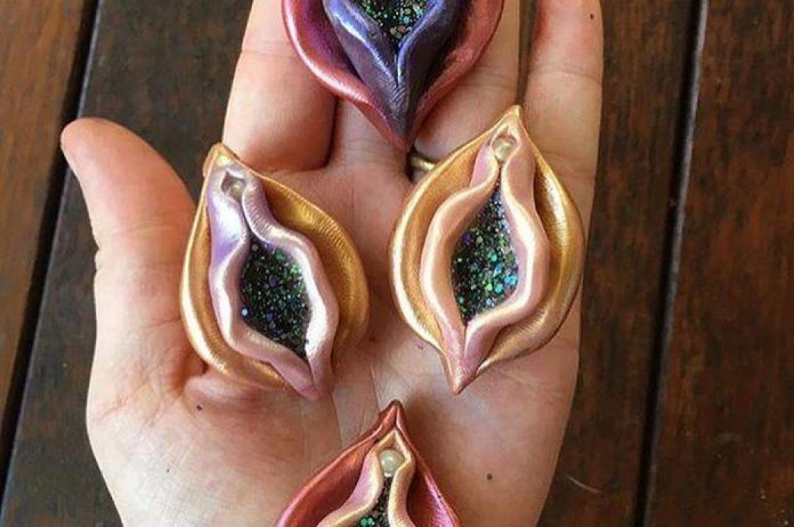 Artieste maakt ketting met kristallen clitoris