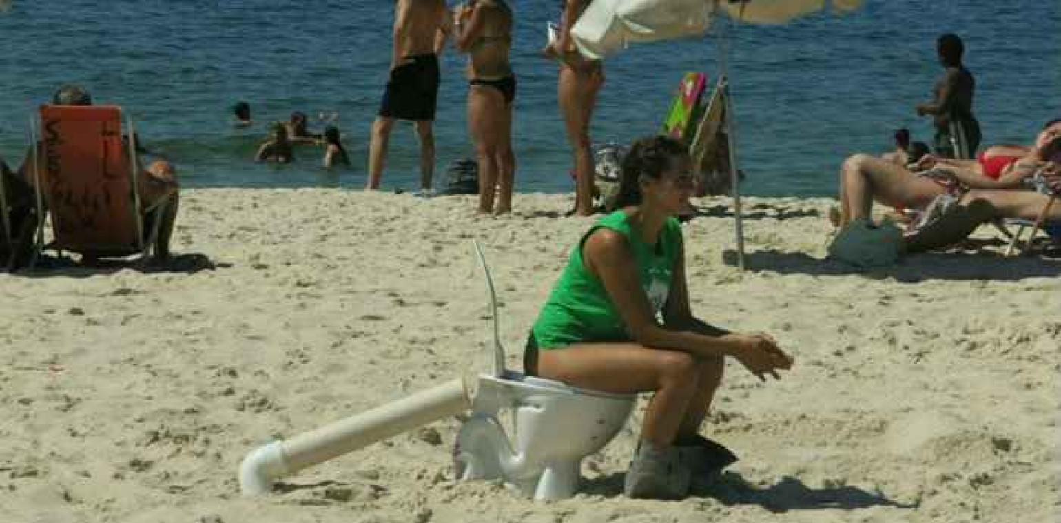 Toiletprotest op het strand van Rio