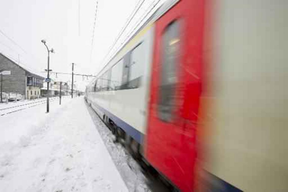 Twee treinen geblokkeerd in Ciney door winterweer