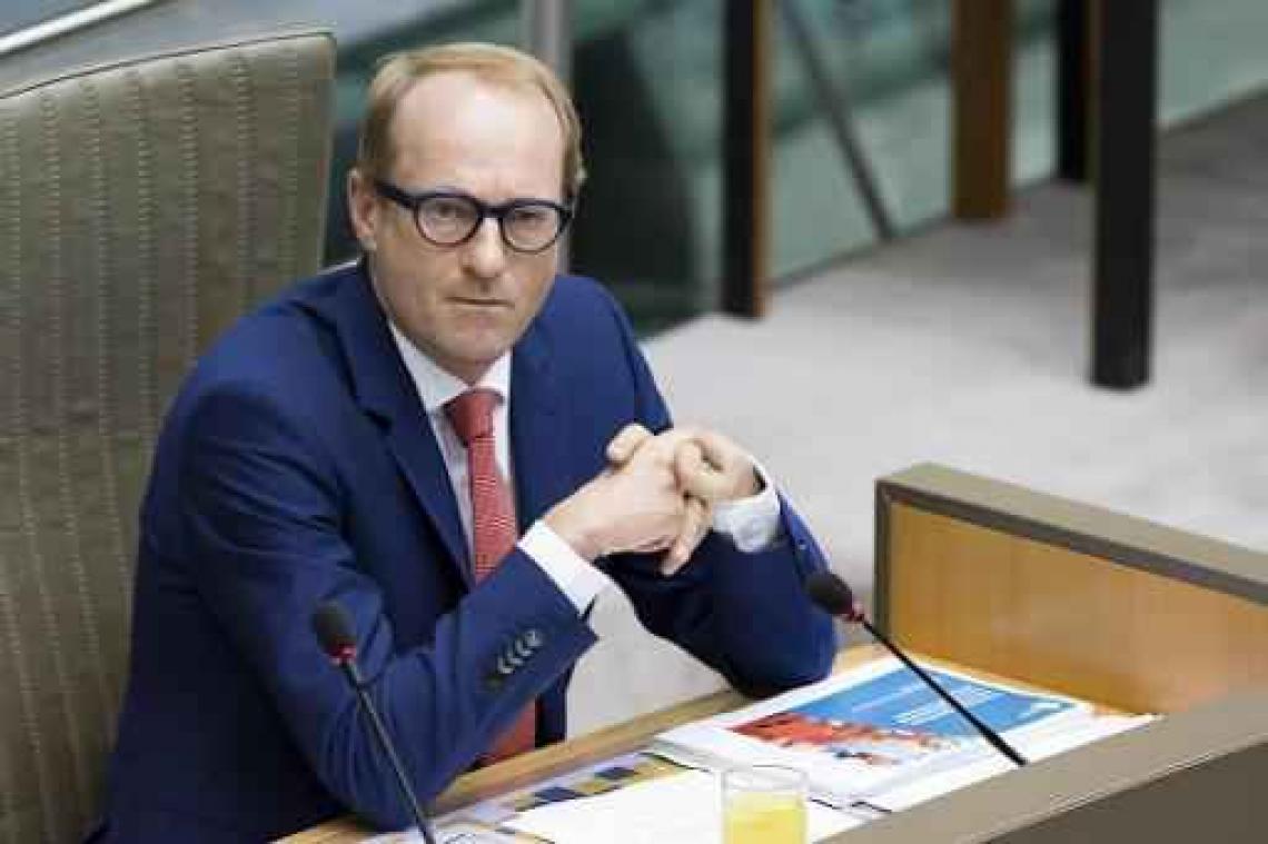 Klasgenoten verongelukte meisjes overhandigen petitie aan minister Weyts