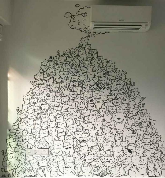 Vrouw tovert muur om tot kattenkunstwerk