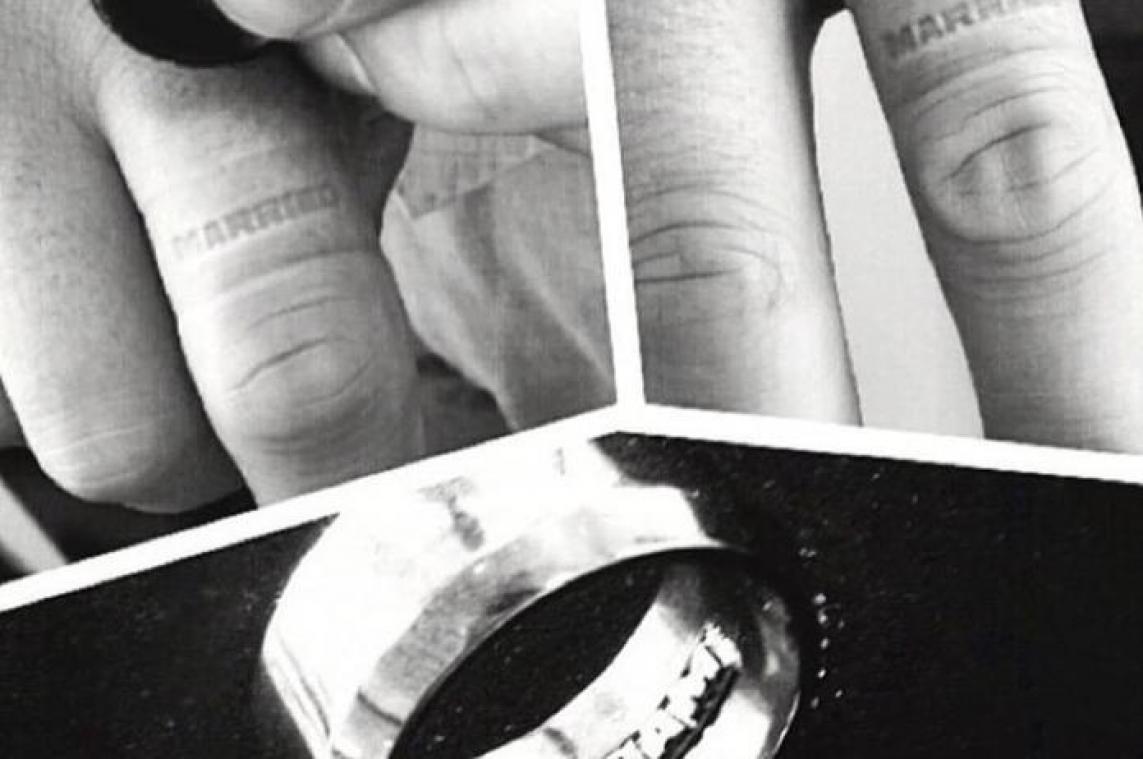 Trouwring stempelt "married" op vinger