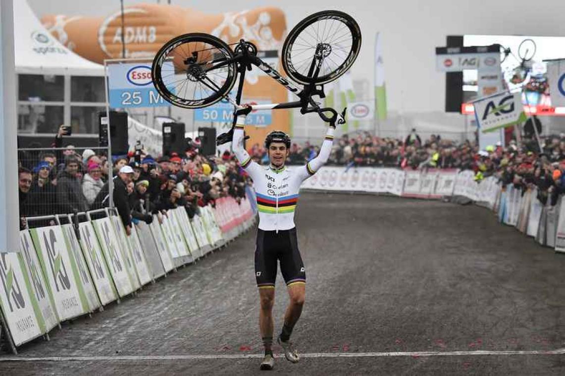 Van Aert tovert BK om tot onemanshow