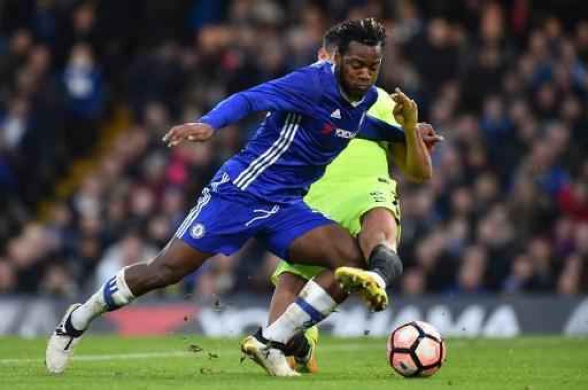 Belgen in het buitenland - Batshuayi rekent met Chelsea makkelijk af met derdeklasser Peterborough