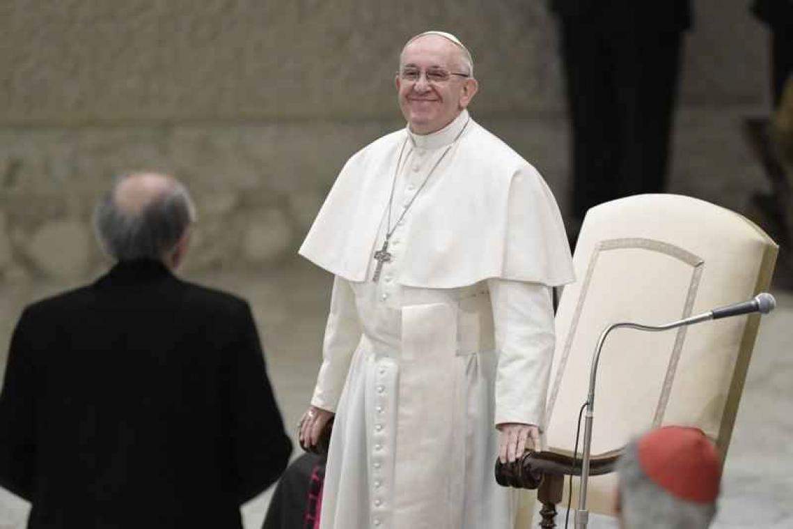 Paus Franciscus moedigt vrouwen aan om borstvoeding te geven