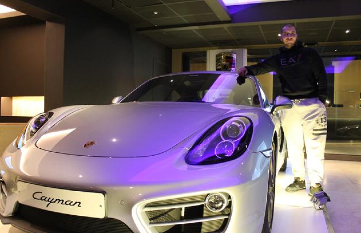 Jonge arbeider wint Porsche in casino van Namen