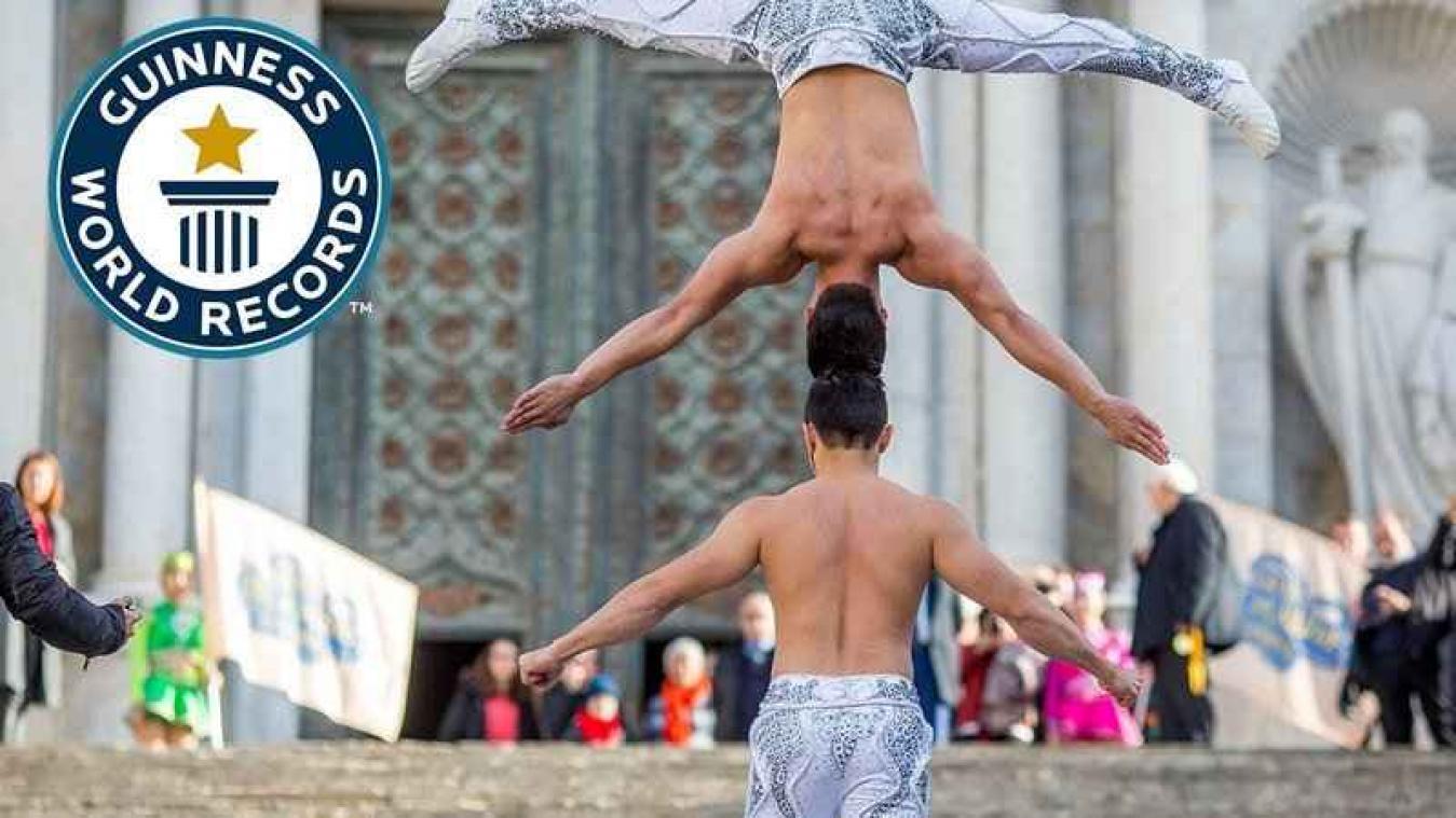 Broers balanceren op elkaars hoofd voor spectaculair wereldrecord