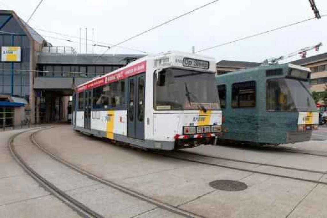 Kusttram vrijdag drie uur onderbroken wegens stormweer