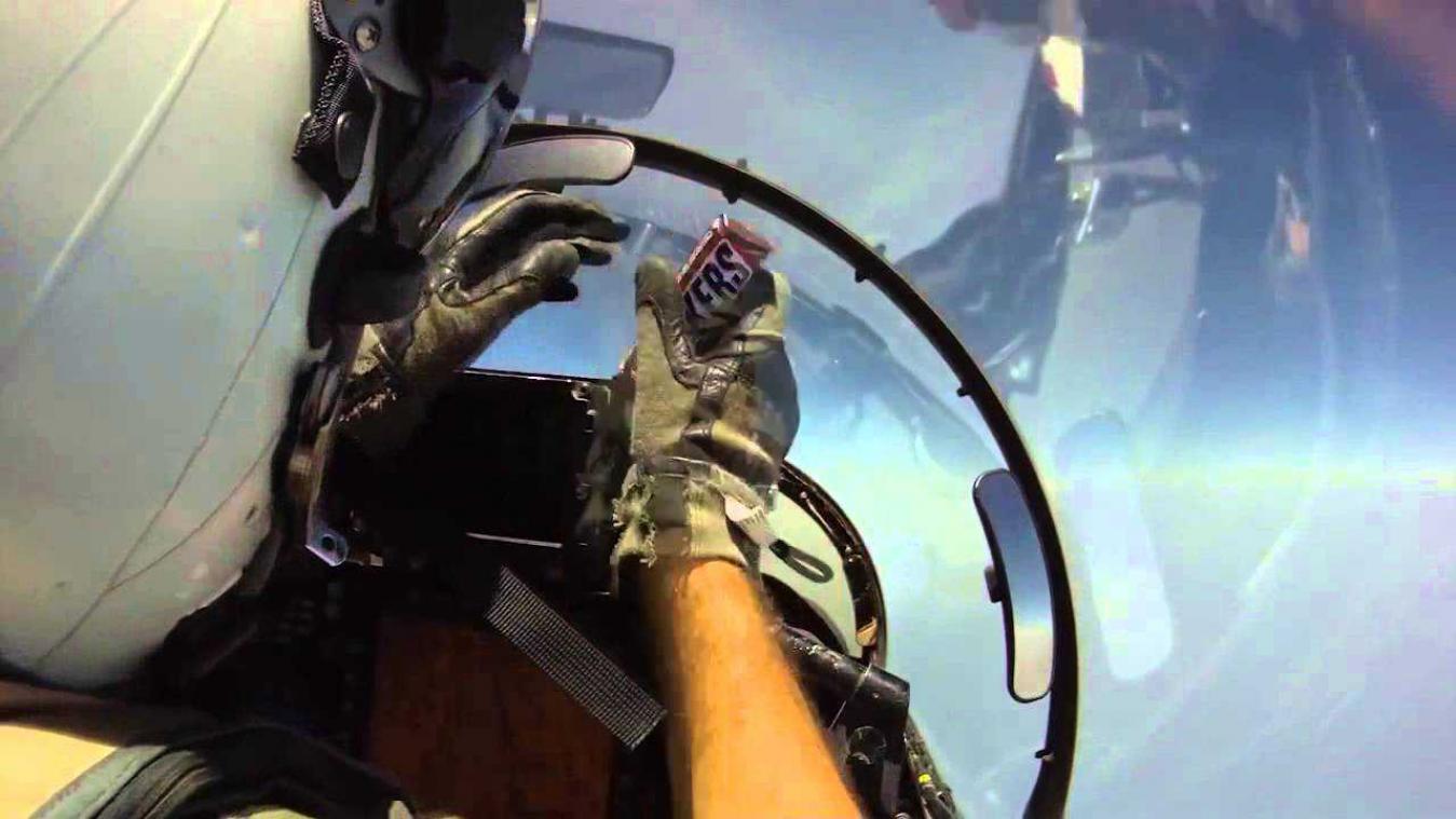 Zo geef je een Snickers door in een F-16